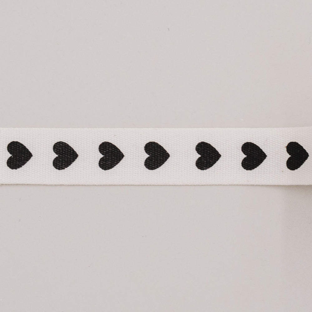 Detailansicht Geschenkband mit schwarzen Herzmotiven aus Baumwolle