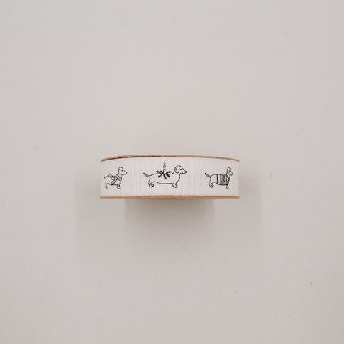 Detailansicht Baumwollband mit Dackeln in Pullover, Schal und Geschenkpaket auf weißem Hintergrund