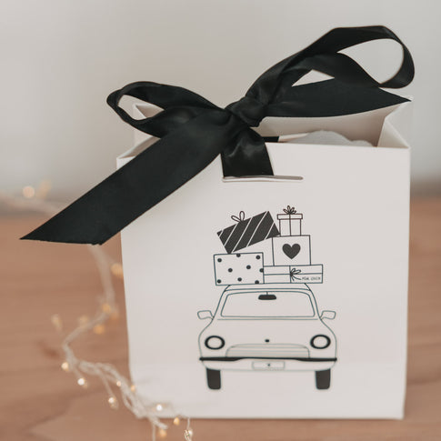 Geschenktüte Weihnachten mit Auto Motiv und schwarzer Schleife Detail