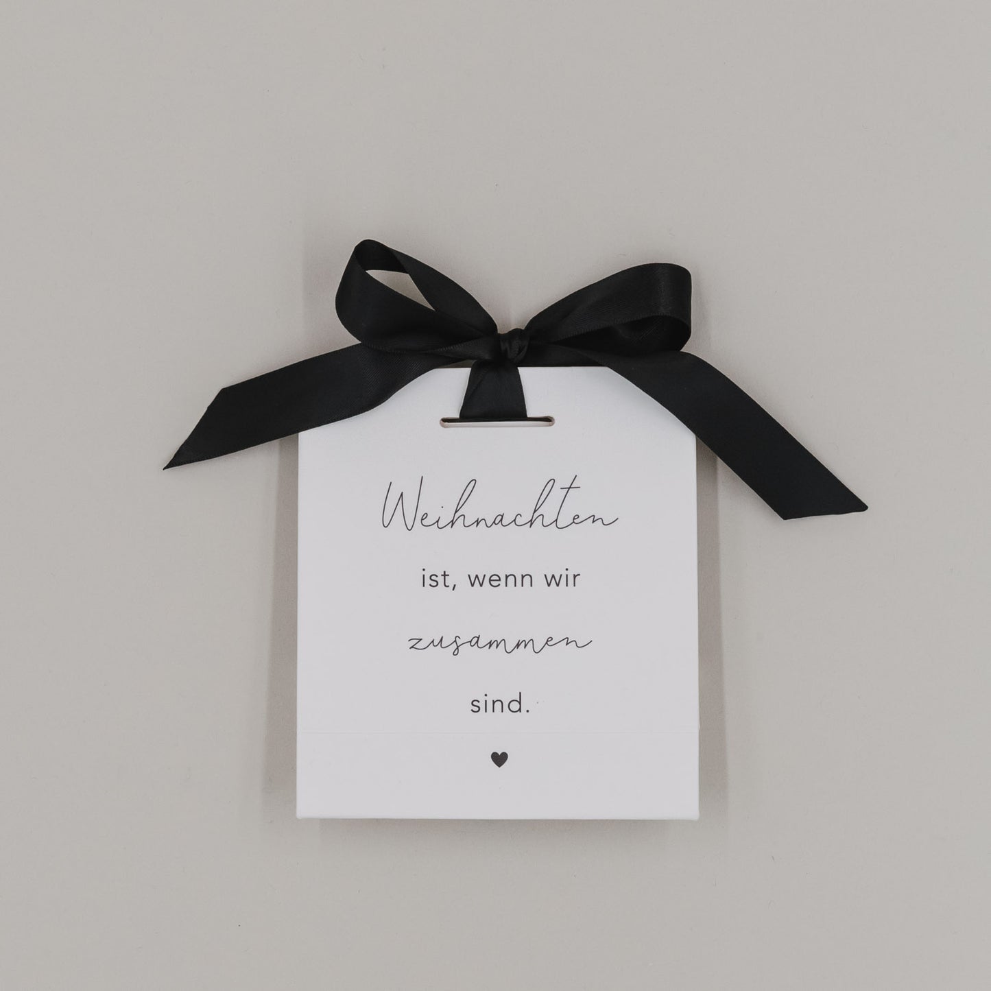 Kleine Geschenktüte Weihnachten mit Spruch und schwarzer Schleife