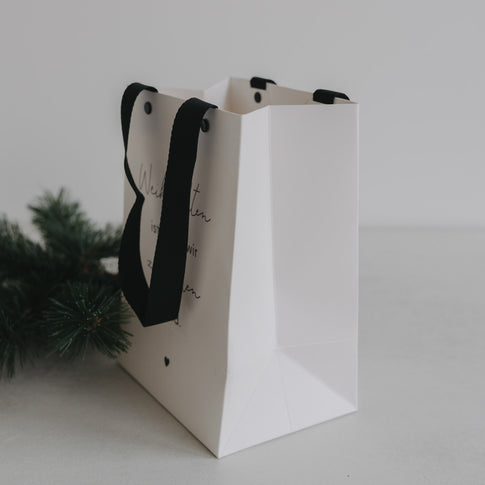 Detail Geschenktüte Weihnachten mit stabilem Boden und schwarzen Henkeln