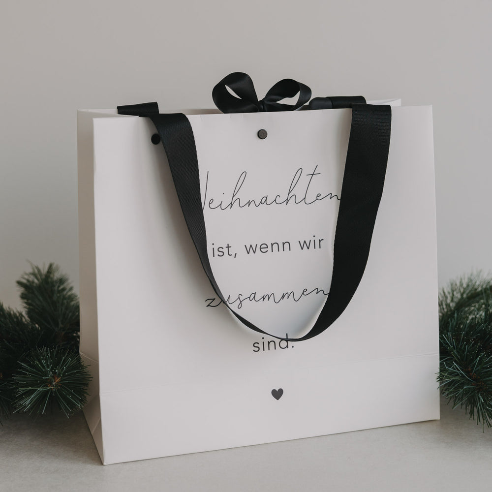 Detail Geschenktüte Weihnachten mit schwarzer Schleife und Papierstruktur