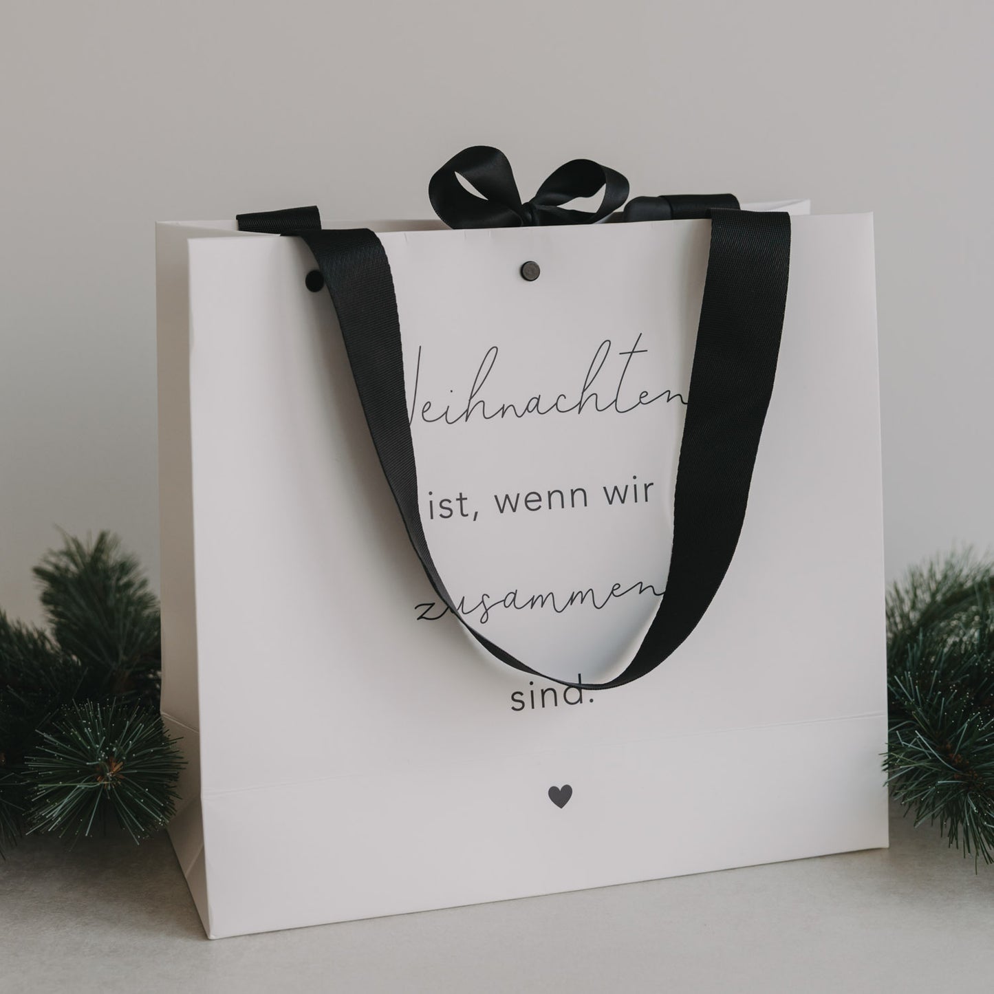 Detail Geschenktüte Weihnachten mit schwarzer Schleife und Papierstruktur