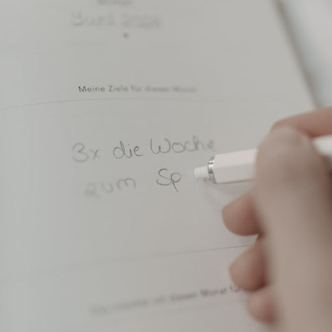 Integrierter Radiergummi des Druckbleistifts entfernt handschriftliche Notizen.