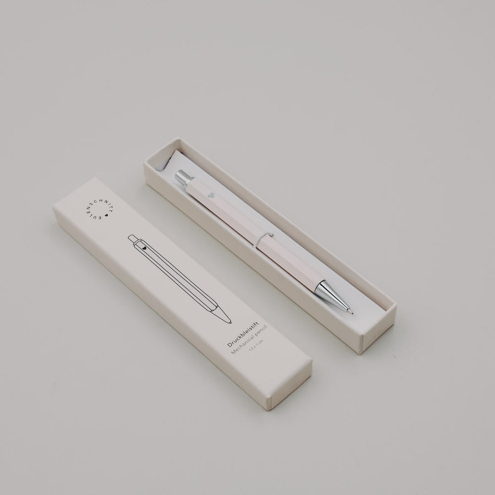 Druckbleistift Creme in geöffneter Verpackung, stilvoll präsentiert.