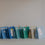Geschenktüten aus Papier in Blau, Grün und Gelb mit Punkten und Streifen, dekorativ aufgereiht