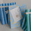 Hellblaue Papier-Geschenktüte mit gelben Punkten und Geschenkanhänger mit Cupcake