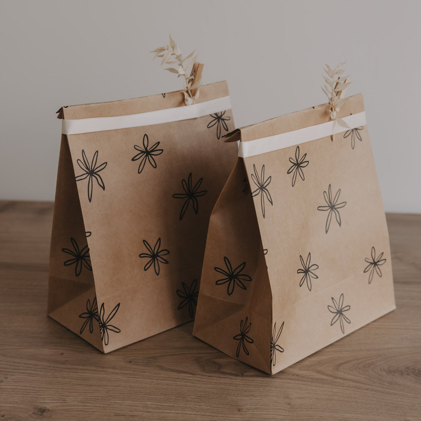 Papier Geschenktüten mit handgezeichnetem Blumenmuster, naturfarben und liebevoll dekoriert