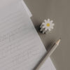 Radiergummi Daisy neben Notizblock und Bleistift auf Schreibtisch
