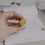 Radiergummi Smiley wird in der Hand gehalten vor Notizblock