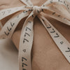 Weihnachtsgeschenk mit beigem Eulenschnitt Geschenkband Ho Ho Ho und kleinen Herzen als Schleife