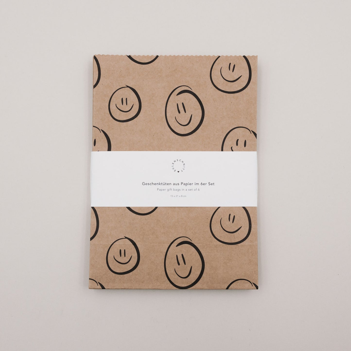 Geschenkbeutel aus Kraftpapier mit Smiley-Motiv im 6er-Set, flach liegend präsentiert